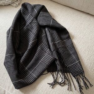 NWT Old Navy Black and Gray Houndstooth Scarf
